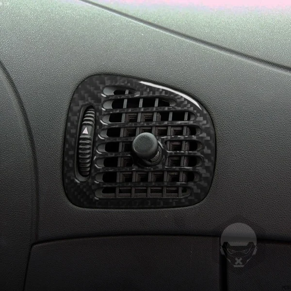 Finition Carbone – Habillage Grille d’Aération Centrale pour Saab 9-5 (2003–2005) – Image 3