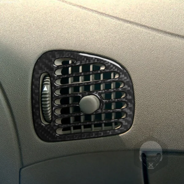 Finition Carbone – Habillage Grille d’Aération Centrale pour Saab 9-5 (2003–2005) – Image 4