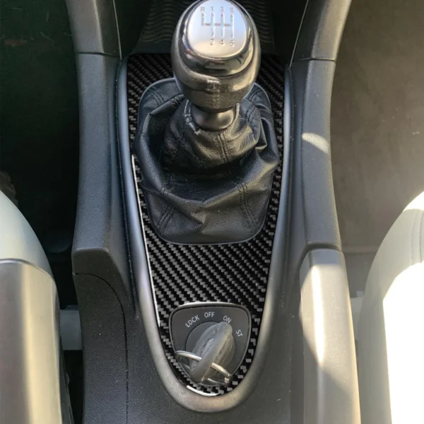 Finition Carbone – Habillage Encadrement de Levier de Vitesse Manuel pour Saab 9-3 (2003–2011)
